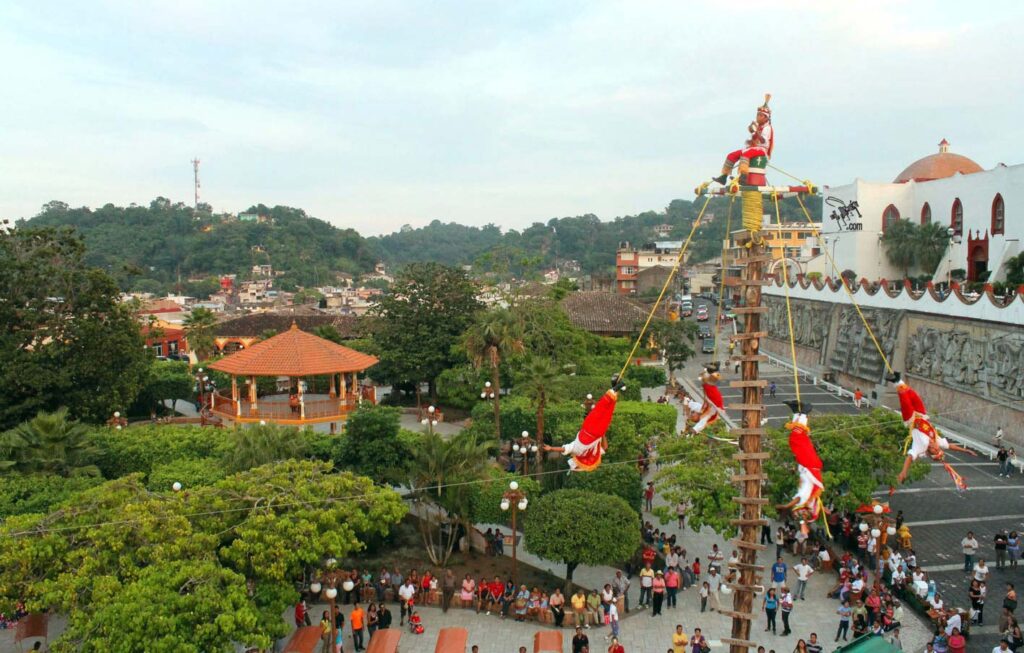 Pueblos Mágicos de Veracruz que deberías conocer Veracruz oculta mágicos tesoros que aguardan en sus Pueblos Mágicos. Sitios que te envuelven en aromas, sabores, tradiciones y experiencias imperdibles, están disponibles para conocer a través de una ruta que te adentrará en un viaje sensorial a través de plantaciones de vainilla, cultivos de café y la oportunidad de degustar una de las gastronomías más complejas de nuestro país.   https://larevistadelsureste.com