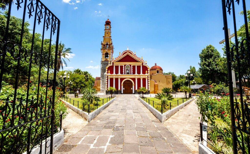 Pueblos Mágicos de Veracruz que deberías conocer Veracruz oculta mágicos tesoros que aguardan en sus Pueblos Mágicos. Sitios que te envuelven en aromas, sabores, tradiciones y experiencias imperdibles, están disponibles para conocer a través de una ruta que te adentrará en un viaje sensorial a través de plantaciones de vainilla, cultivos de café y la oportunidad de degustar una de las gastronomías más complejas de nuestro país.   https://larevistadelsureste.com