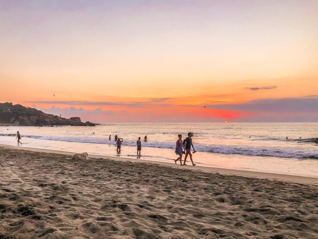 Las 8 mejores playas en Oaxaca que debes conocer Quien visita Oaxaca, no se quiere ir jamás. Una ciudad colonial llena de tesoros milenarios, grandes atractivos turísticos y una gastronomía inigualable. Pero si hay algo que hace de Oaxaca el destino perfecto para viajar, son sus encantadoras playas.  https://larevistadelsureste.com