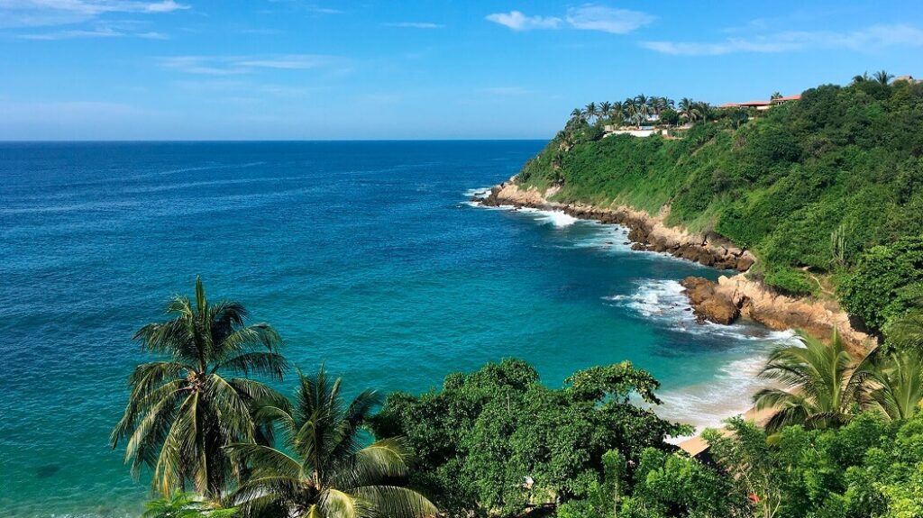 Las 8 mejores playas en Oaxaca que debes conocer Quien visita Oaxaca, no se quiere ir jamás. Una ciudad colonial llena de tesoros milenarios, grandes atractivos turísticos y una gastronomía inigualable. Pero si hay algo que hace de Oaxaca el destino perfecto para viajar, son sus encantadoras playas.  https://larevistadelsureste.com