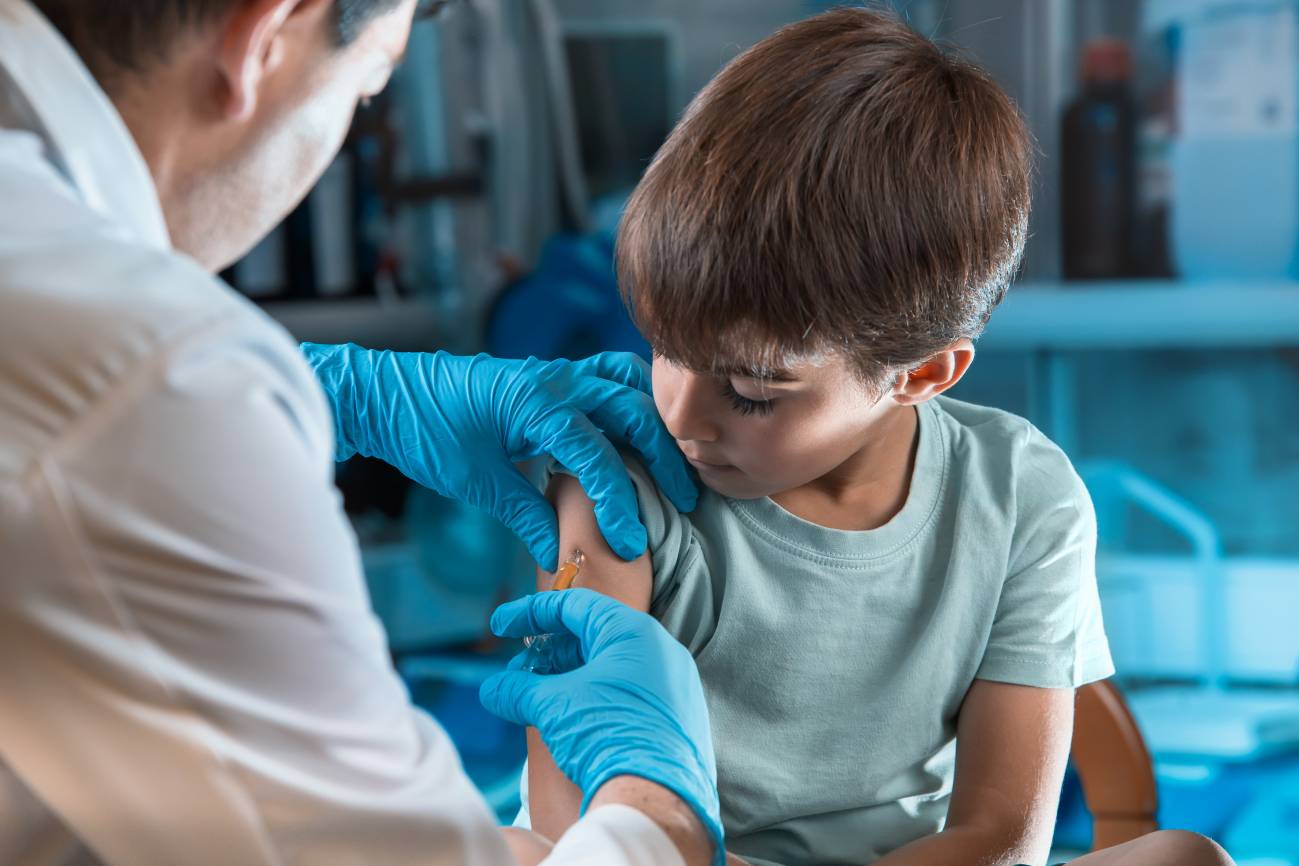 Anuncian vacunación Covid para niños de 12 años: ¿Cómo hacer el registro? Este martes, Hugo López Gatell, subsecretario de Salud anunció que a partir del próximo jueves 28 de abril iniciará el registro para la vacunación covid en los niños de 12 años en adelante. https://larevistadelsureste.com