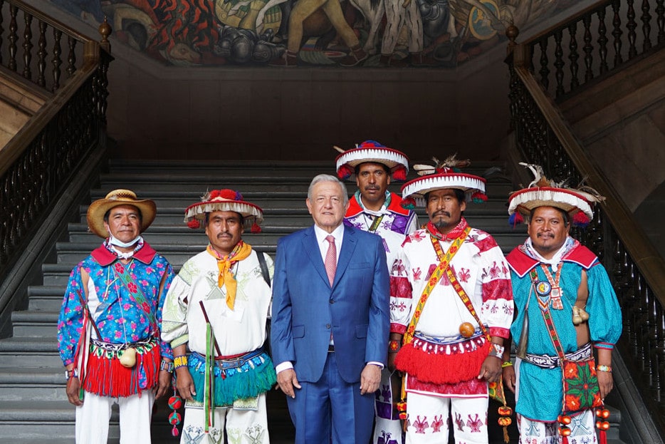 AMLO se reúne con autoridades de la comunidad wixárica en Palacio Nacional El presidente Andrés Manuel López Obrador (AMLO) anunció que recibió a autoridades de la comunidad Wixárika en el Palacio Nacional. https://larevistadelsureste.com AMLO se reúne con autoridades de la comunidad wixárica en Palacio Nacional El presidente Andrés Manuel López Obrador (AMLO) anunció que recibió a autoridades de la comunidad Wixárika en el Palacio Nacional. https://larevistadelsureste.com