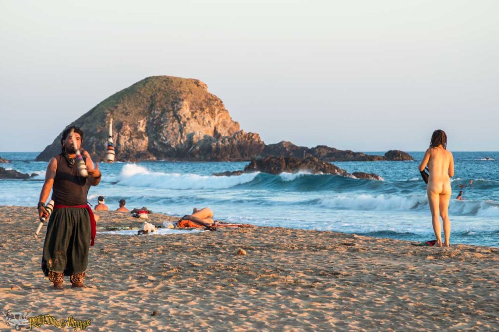 Zipolite, la playa nudista más famosa de México Zipolite es el paraíso nudista de Oaxaca, donde se disfruta del mar y arena sin tabú. Aquí los turistas extranjeros y nacionales se tumban a tomar el sol sin ropa, pues es la única playa nudista oficial de México.   https://larevistadelsureste.com