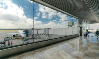 Por qué se prohíben los líquidos en el aeropuerto Cuando sales de viaje, existen productos de higiene personal que no pueden faltar en tu maleta; desde champú, desodorante, hasta pasta de dientes son artículos indispensables pero, ¿qué sucede cuando viajas en avión? ¿Por qué se prohíben estos productos considerados líquidos en los aeropuertos? Te lo contamos a continuación. https://larevistadelsureste.com