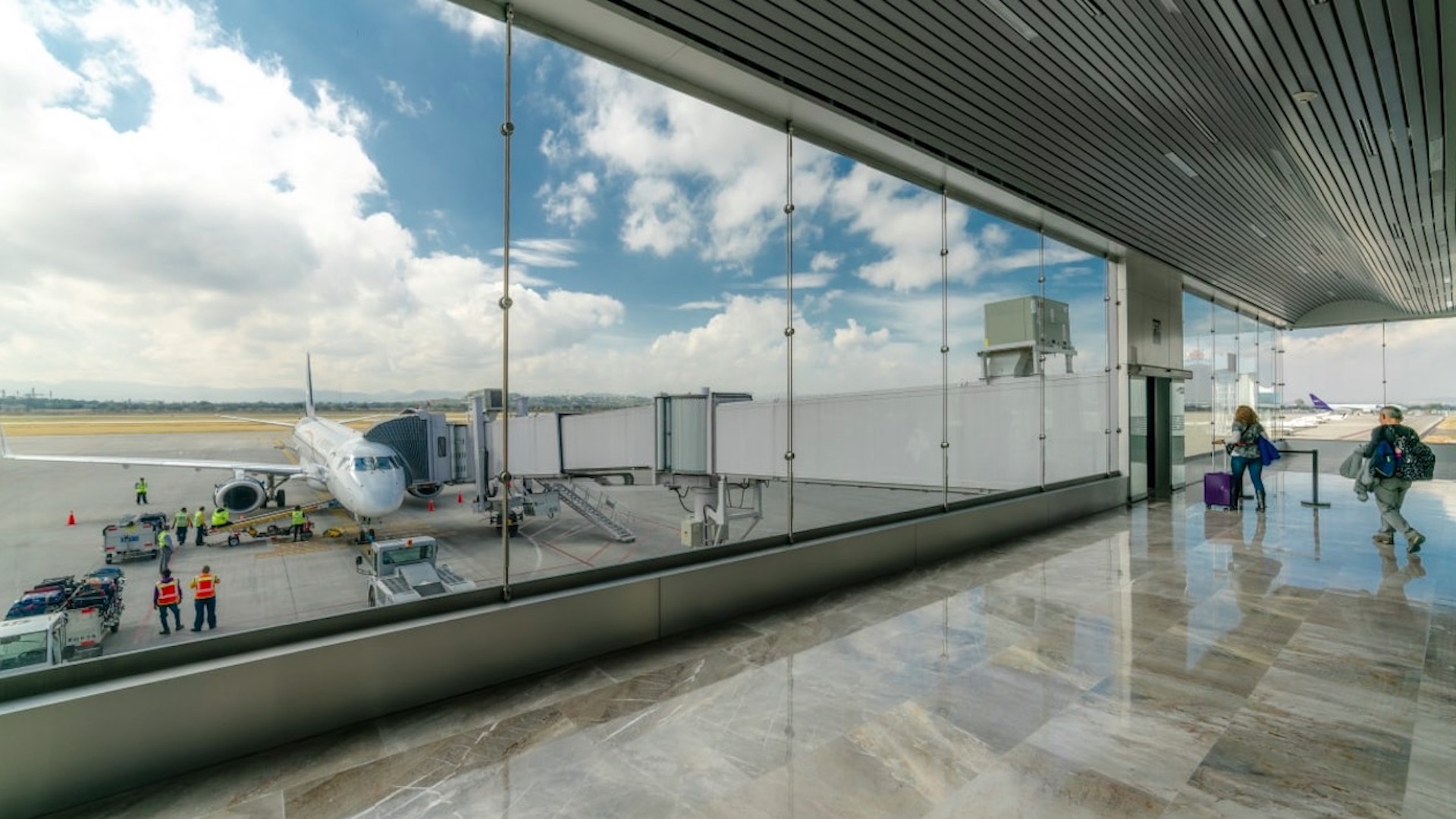 Por qué se prohíben los líquidos en el aeropuerto Cuando sales de viaje, existen productos de higiene personal que no pueden faltar en tu maleta; desde champú, desodorante, hasta pasta de dientes son artículos indispensables pero, ¿qué sucede cuando viajas en avión? ¿Por qué se prohíben estos productos considerados líquidos en los aeropuertos? Te lo contamos a continuación. https://larevistadelsureste.com