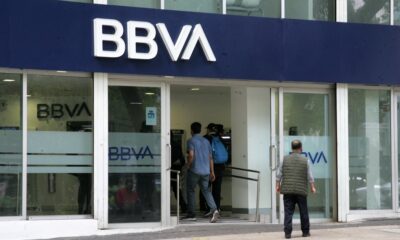 BBVA recupera depósitos ‘erróneos’; ofrece apoyo a clientes con dudas en su saldo En seguimiento a los depósitos bancarios inesperados que reportaron algunos usuarios de BBVA, la institución dijo este martes que los movimientos ya fueron normalizados. También aseguró que a través de su línea telefónica y de su perfil de atención a clientes en redes sociales dará seguimiento a los usuarios que mantienen dudas respecto a su saldo. https://larevistadelsureste.com