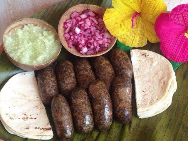La butifarra, el embutido de mayor tradición en Tabasco La tradición dicta que para disfrutar la butifarra primero hay que partirla en dos, colocada dentro de una tortilla recién hecha, untarle una salsa a base de repollo, cebolla y chile habanero, para luego dejarle caer unas gotitas de limón y algo de sal. https://larevistadelsureste.com La butifarra, el embutido de mayor tradición en Tabasco La tradición dicta que para disfrutar la butifarra primero hay que partirla en dos, colocada dentro de una tortilla recién hecha, untarle una salsa a base de repollo, cebolla y chile habanero, para luego dejarle caer unas gotitas de limón y algo de sal. https://larevistadelsureste.com