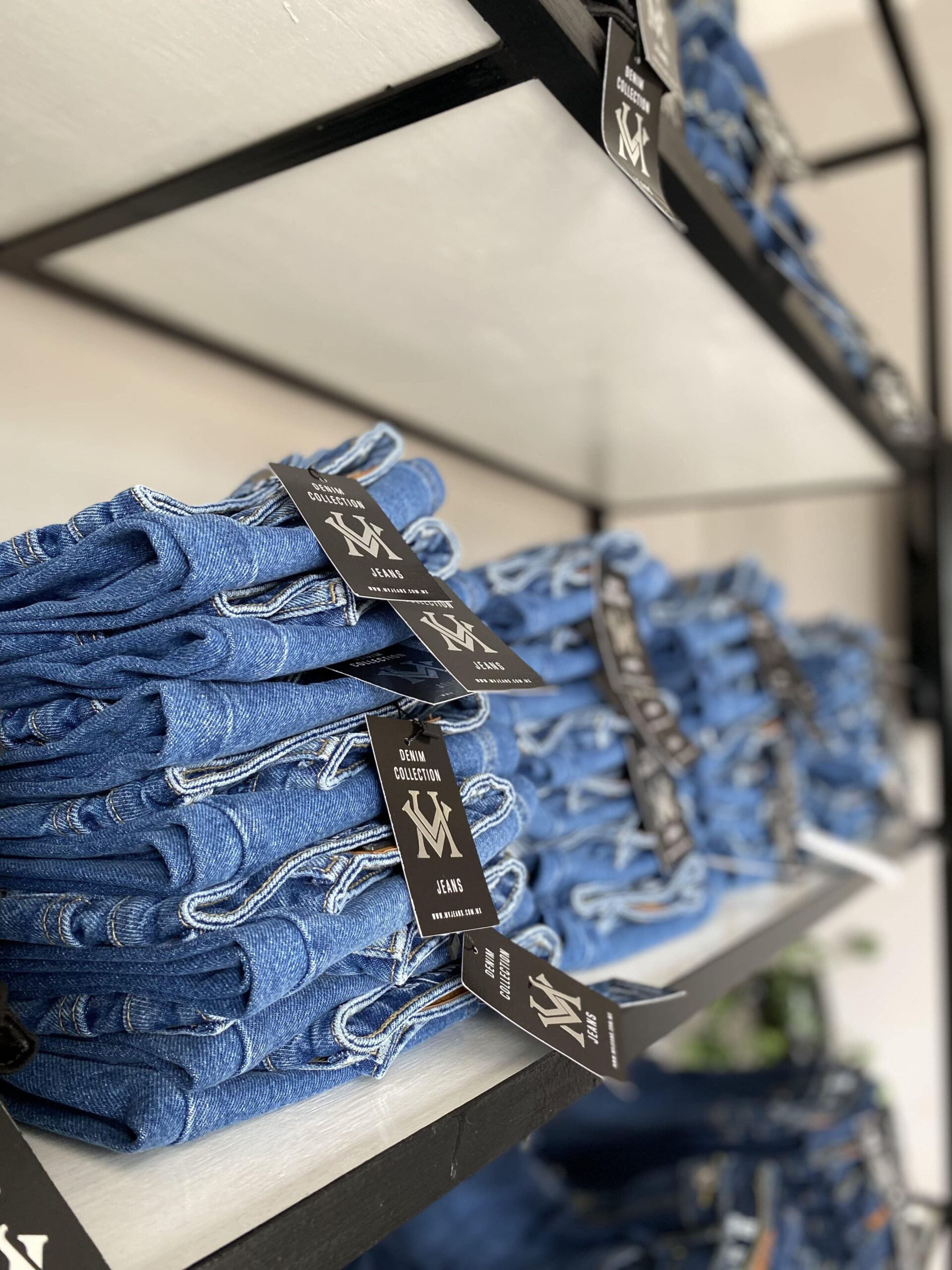 La exclusiva marca MV Jeans abre su nuevo Showroom en Villahermosa, Tabasco  Con una colección muy variada, tanto para hombres como para mujeres, la exclusiva marca MV Jeans se renueva en el mercado mexicano e inaugura su nuevo showroom en la Ciudad de Villahermosa, Tabasco.  https://larevistadelsureste.com