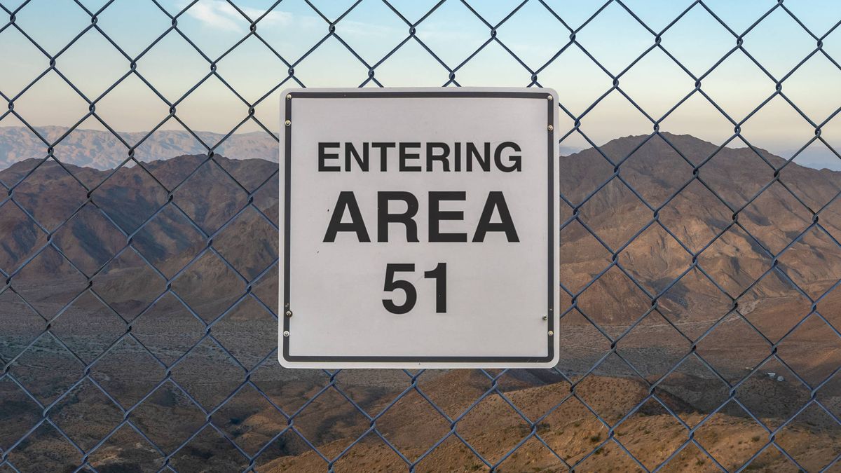 El misterio del Área 51: ¿Cómo es el sitio prohibido de EU? Los entusiastas de los ovnis tienen su particular paraíso en la Tierra en ese misterioso lugar que se conoce como el Área 51. https://larevistadelsureste.com