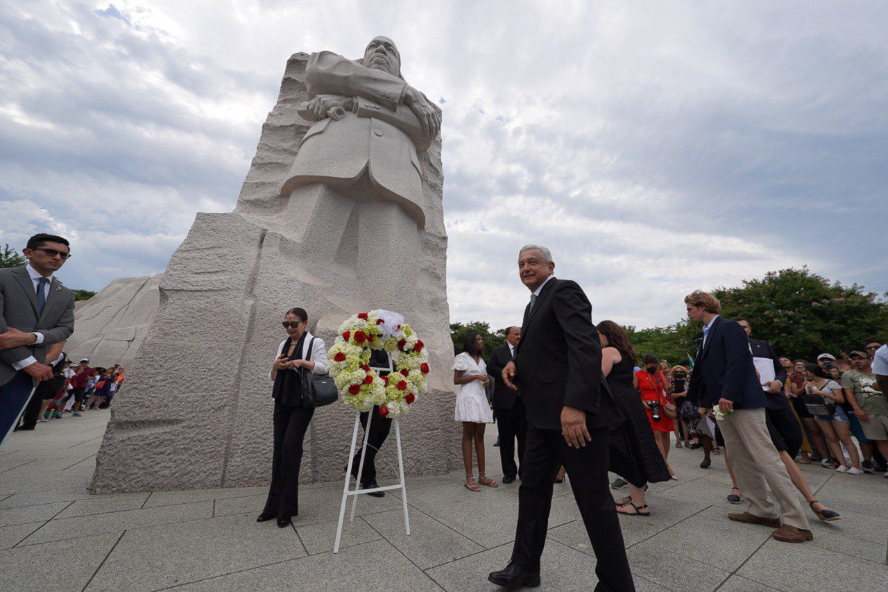 AMLO visita memorial a Franklin Roosevelt y Martin Luther King en Washington Tras reunirse con Joe Biden en la Casa Blanca y de sostener un encuentro con la vicepresidenta Kamala Harris, el presidente de México, Andrés Manuel López Obrador continúa su agenda con un par de homenajes: uno al presidente Franklin Delano Roosevelt y otro al luchador social Martin Luther King. https://larevistadelsureste.com AMLO visita memorial a Franklin Roosevelt y Martin Luther King en Washington Tras reunirse con Joe Biden en la Casa Blanca y de sostener un encuentro con la vicepresidenta Kamala Harris, el presidente de México, Andrés Manuel López Obrador continúa su agenda con un par de homenajes: uno al presidente Franklin Delano Roosevelt y otro al luchador social Martin Luther King. https://larevistadelsureste.com