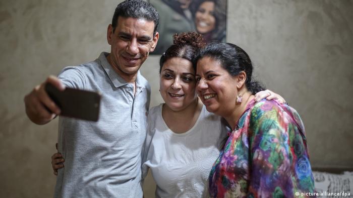 Egipto decide permitir que la gente tome fotografías con sus móviles Hasta ahora, cualquier persona que quisiera sacar fotografías en sitios no turísticos en Egipto, aun cuando solo fuera para uso personal o para sencillamente compartirlas en redes sociales, debía contar con un permiso especial otorgado por el Ministerio del Interior. Es decir, aquello que para muchos es tan normal (sacar el móvil e inmortalizarse cada 3 minutos) en el país africano era un ejercicio de burocracia y control. https://larevistadelsureste.com Egipto decide permitir que la gente tome fotografías con sus móviles Hasta ahora, cualquier persona que quisiera sacar fotografías en sitios no turísticos en Egipto, aun cuando solo fuera para uso personal o para sencillamente compartirlas en redes sociales, debía contar con un permiso especial otorgado por el Ministerio del Interior. Es decir, aquello que para muchos es tan normal (sacar el móvil e inmortalizarse cada 3 minutos) en el país africano era un ejercicio de burocracia y control. https://larevistadelsureste.com