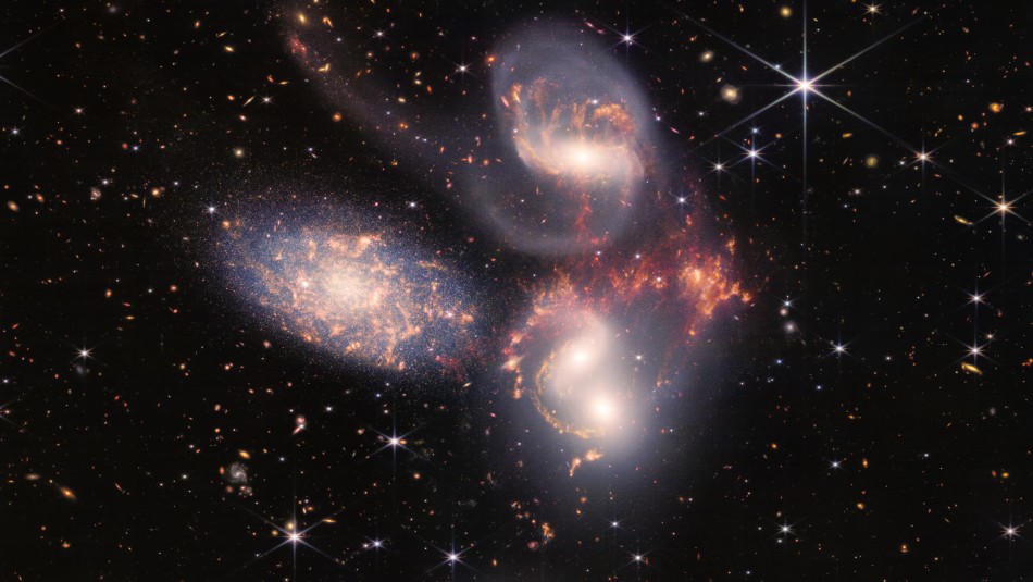 Telescopio espacial James Webb captura imágenes de un agujero negro Durante los primeros días de julio la NASA compartió las primeras imágenes del universo captadas por el telescopio James Webb.  https://larevistadelsureste.com