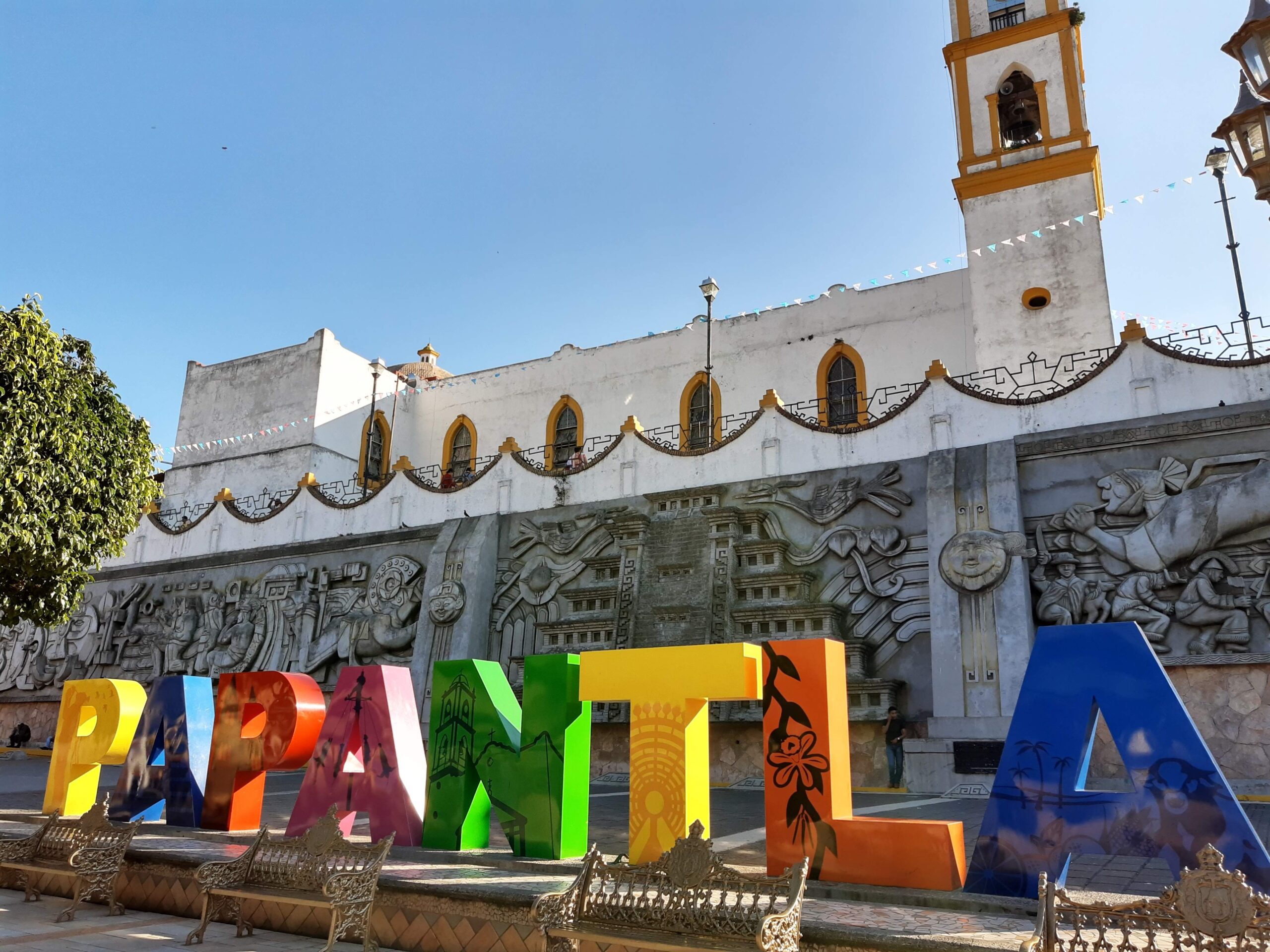 Papantla, el pueblo mágico con olor a vainilla en Veracruz Veracruz es un estado de nuestro país que cuenta con seis pueblos mágicos, uno de ellos es Papantla, un maravilloso lugar conocido como la “ciudad del trueno” y el hogar de los voladores.   https://larevistadelsureste.com