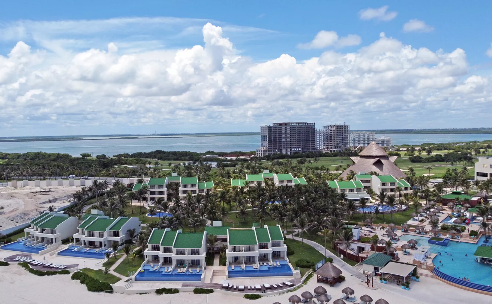 Cancún atrae a los compradores de viviendas turísticas Cancún lidera la venta de viviendas para mercado vacacional con cinco mil 682 unidades comercializadas y una derrama económica de mil 429 millones de dólares en el último año, el destino acapara casi la mitad del mercado de viviendas vacacionales en el país, por encima de ciudades como Vallarta, Mazatlán y Los Cabos. https://larevistadelsureste.com Cancún atrae a los compradores de viviendas turísticas Cancún lidera la venta de viviendas para mercado vacacional con cinco mil 682 unidades comercializadas y una derrama económica de mil 429 millones de dólares en el último año, el destino acapara casi la mitad del mercado de viviendas vacacionales en el país, por encima de ciudades como Vallarta, Mazatlán y Los Cabos. https://larevistadelsureste.com