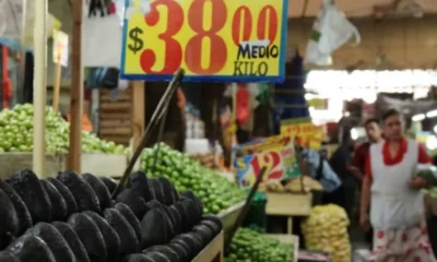 Por inflación, familias ya no compran kilos enteros A causa de la alta inflación, los mexicanos han dejado de comprar kilos completos y empezaron a comprar por piezas, además de que ya no consumen frutas y verduras frescas, optando por producto maduro e incluso pasado de tiempo, dijo el presidente de la Alianza Nacional de Pequeños Comerciantes (ANPEC), Cuauhtémoc Rivera. https://larevistadelsureste.com