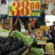 Por inflación, familias ya no compran kilos enteros A causa de la alta inflación, los mexicanos han dejado de comprar kilos completos y empezaron a comprar por piezas, además de que ya no consumen frutas y verduras frescas, optando por producto maduro e incluso pasado de tiempo, dijo el presidente de la Alianza Nacional de Pequeños Comerciantes (ANPEC), Cuauhtémoc Rivera. https://larevistadelsureste.com