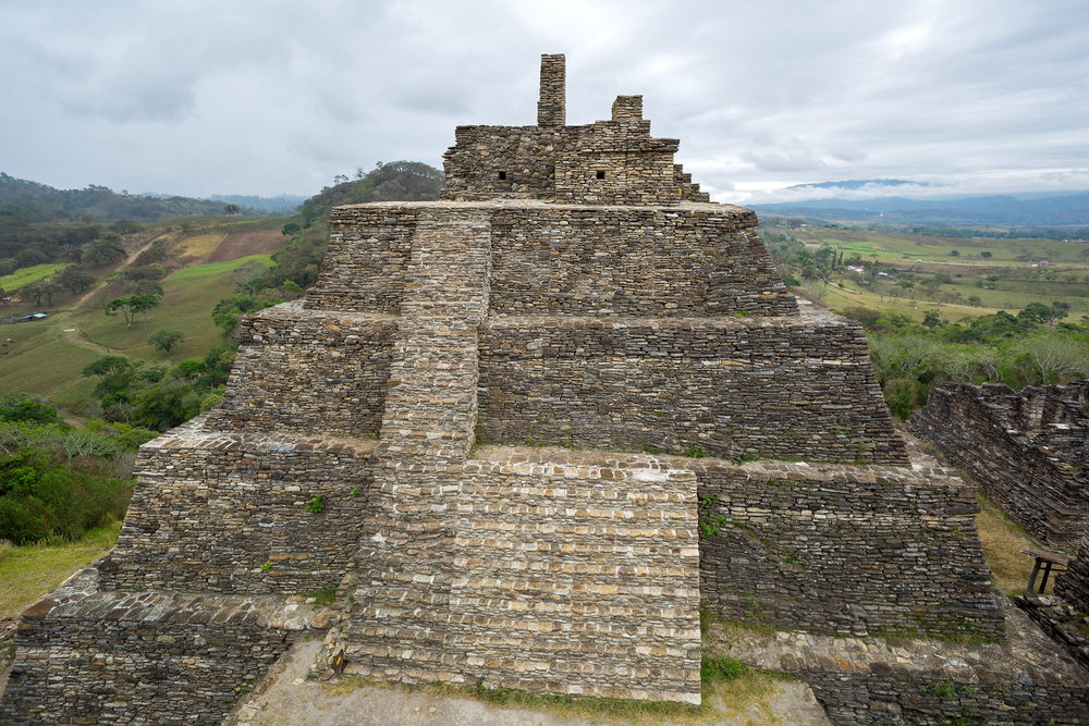 Pirámide de Toniná en Chiapas, la más alta de México Pero déjanos decirte que la más alta no se trata de la Pirámide del Sol en Teotihuacán como muchos creen, sino que se trata de la Pirámide de Toniná, ubicada en el estado de Chiapas, el cual tiene una antigüedad aproximada de mil 700 años.  https://larevistadelsureste.com