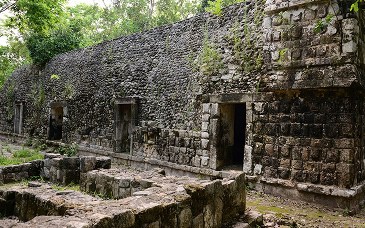 Kulubá, una ciudad maya escondida en Yucatán Son pocas las personas que saben sobre la existencia de una zona arqueológica en Tizimín, Yucatán; se trata de Kulubá, una ciudad maya que se encuentra actualmente en restauración.   https://larevistadelsureste.com