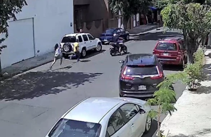 Viral: Experta en jiu-jitsu da tremenda golpiza a sujeto que la asaltó Este lunes 13 de septiembre se difundió en redes sociales un video donde se aprecia el momento exacto en que una mujer, deportista profesional de jiu-jitsu, golpeó a un presunto ladrón en calles de Guadalajara. https://larevistadelsureste.com Viral: Experta en jiu-jitsu da tremenda golpiza a sujeto que la asaltó Este lunes 13 de septiembre se difundió en redes sociales un video donde se aprecia el momento exacto en que una mujer, deportista profesional de jiu-jitsu, golpeó a un presunto ladrón en calles de Guadalajara. https://larevistadelsureste.com
