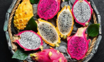 Pitaya y Pitahaya, ¿Cuál es la diferencia? La pitaya contiene propiedades nutrimentales en contenido de vitaminas C, B (B1 o tiamina, B3 o niacina y B2 o rivoflavina), potasio, hierro, calcio y fósforo, además de ser bajas en calorías y de ayudar a la digestión por ser ricas en fibra. https://larevistadelsureste.com