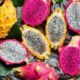 Pitaya y Pitahaya, ¿Cuál es la diferencia? La pitaya contiene propiedades nutrimentales en contenido de vitaminas C, B (B1 o tiamina, B3 o niacina y B2 o rivoflavina), potasio, hierro, calcio y fósforo, además de ser bajas en calorías y de ayudar a la digestión por ser ricas en fibra. https://larevistadelsureste.com