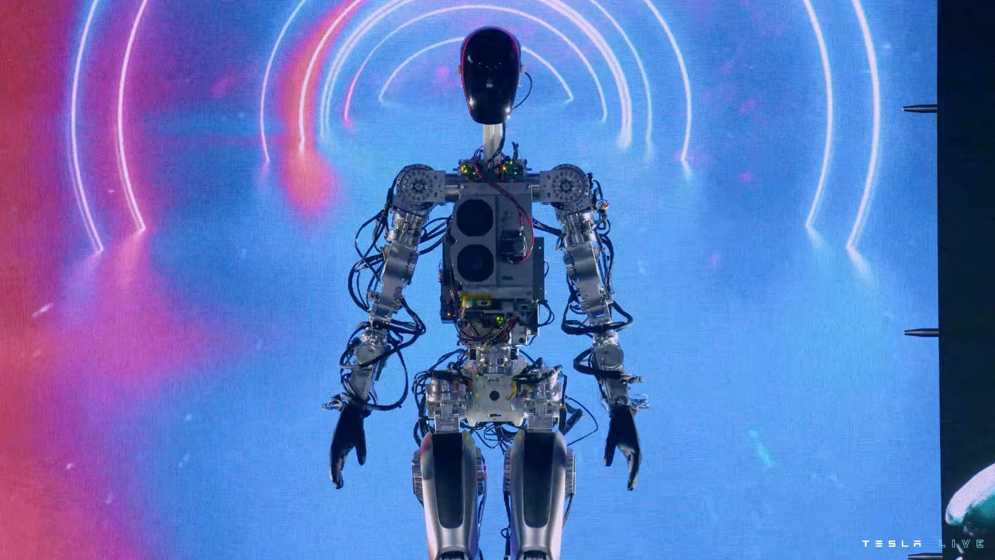 Elon Musk Presenta A Optimus, El Robot Humanoide Que Planea Comercializar Un Segundo Robot, La Última Versión De Lo Que&Nbsp;Tesla Llama Optimus,&Nbsp;También Apareció En El Escenario. Musk Dijo Que, Si Bien Optimus No Estaba Del Todo Listo Para Caminar, Tiene Pulgares Oponibles Y Puede Realizar Tareas.&Nbsp; Https://Larevistadelsureste.com