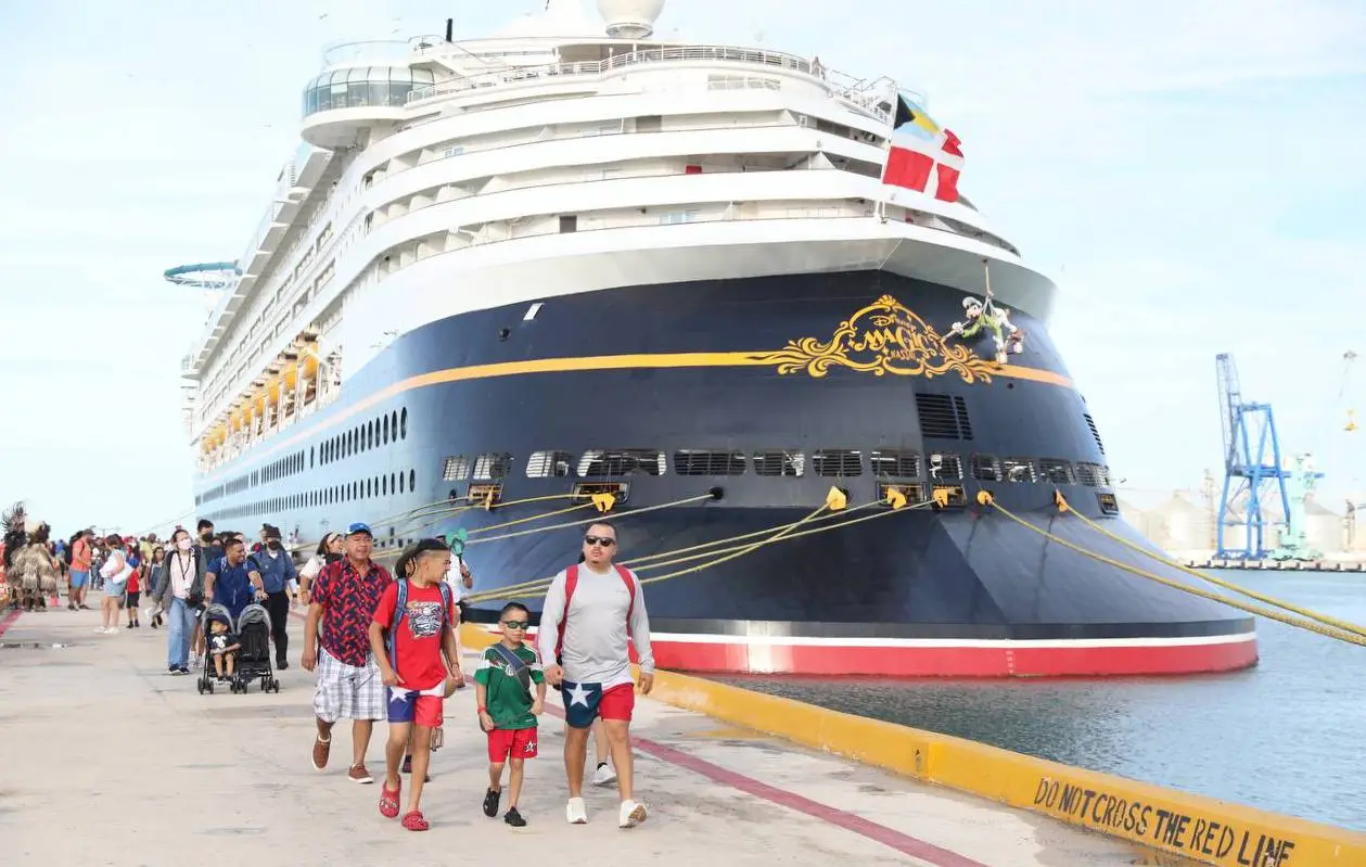 Crucero Disney Magic arriba por primera vez en Yucatán Ha sorprendido la llegada del Crucero Disney Magic a la Terminal Internacional de Cruceros en el Puerto de Altura de Progreso, pues es la primera vez que se ve uno en esta parte de Yucatán. https://larevistadelsureste.com
