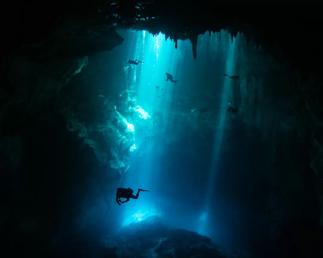 Cenote El Pit: Sumérgete hasta las puertas del inframundo maya en Tulum El cenote El Pit es sin lugar a dudas uno de los más hermosos en su tipo, cuenta con una apertura en forma ovalada de 10 metros, y su atracción principal son los bellos rayos de luz que atraviesan el agua cristalina de la caverna.   https://larevistadelsureste.com