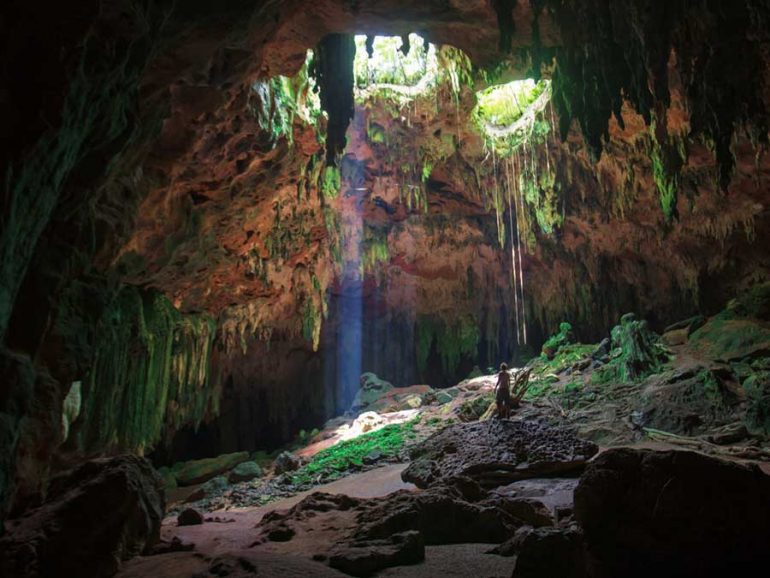 Conoce las Grutas de Loltún, la zona arqueológica subterránea de Yucatán La datación por carbono de los artefactos encontrados en las grutas de Loltún revela que las cuevas fueron usadas por humanos hace 2,200 años.  https://larevistadelsureste.com