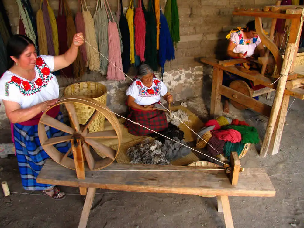 Teotitlán del Valle, cuna de los tapetes de lana en Oaxaca Lo que más asombra es la diversidad de sus diseños, unos tradicionales, otros más contemporáneos. Los benih xigie, gente de Teotitlán, traman maravillas con sus hilos. Los invitamos a conocer su tierra y las maravillas que elaboran en Teotitlán del Valle.  https://larevistadelsureste.com