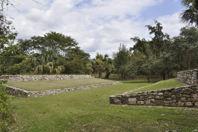 Zona Arqueológica El Tigre, un lugar secreto en Campeche La zona arqueológica El Tigre de Campeche, fue de tal importancia, que se habla de ella en los registros de la Conquista.  https://larevistadelsureste.com