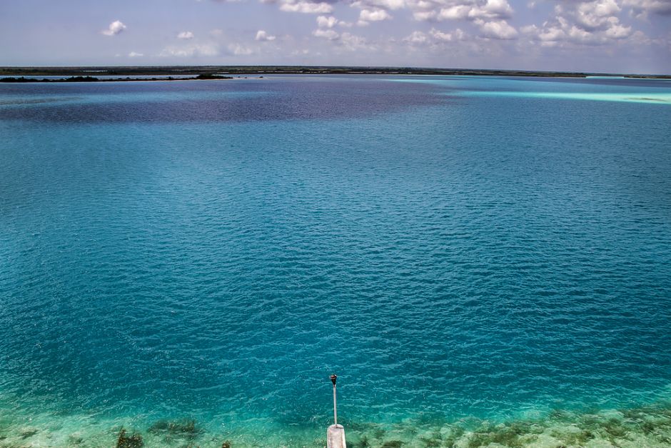 5 sitios imperdibles que debes conocer en Bacalar Bacalar es un hermoso Pueblo Mágico del estado de Quintana Roo que se incorporó a este programa en el año 2006, situado al lado de una maravillosa laguna de siete tonos de azul que ofrece a los viajeros, un espacio perfecto para practicar algunas actividades acuáticas como buceo, esnórquel o pasar horas sumergidos entre sus aguas cristalinas.   https://larevistadelsureste.com