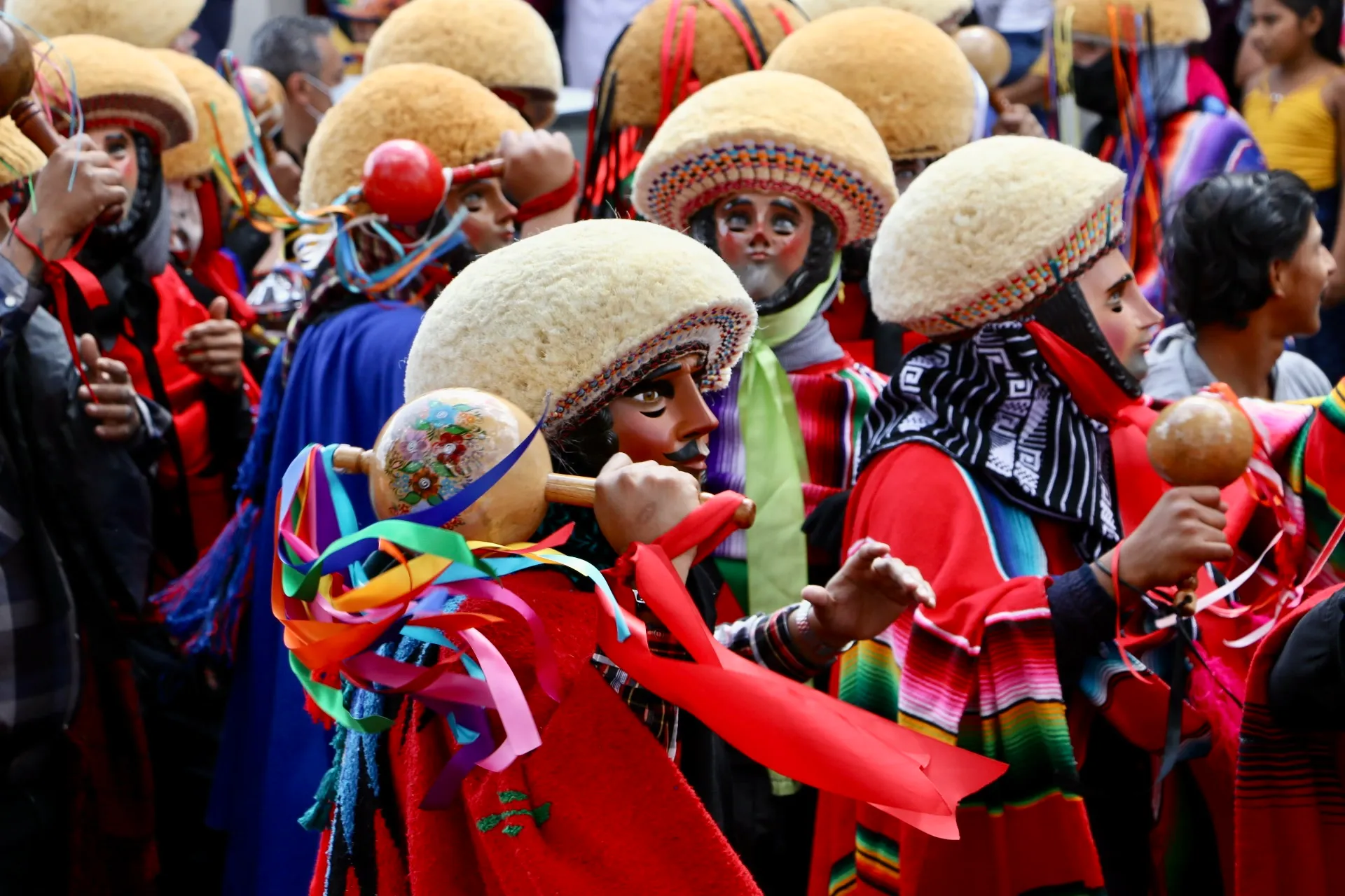 Los parachicos, danza y tradición en Chiapa de Corzo Inscrita en 2010 en la Lista Representativa del Patrimonio Cultural Inmaterial de la Humanidad, los parachicos son los principales actores de la fiesta tradicional de enero de Chiapa de Corzo.  https://larevistadelsureste.com