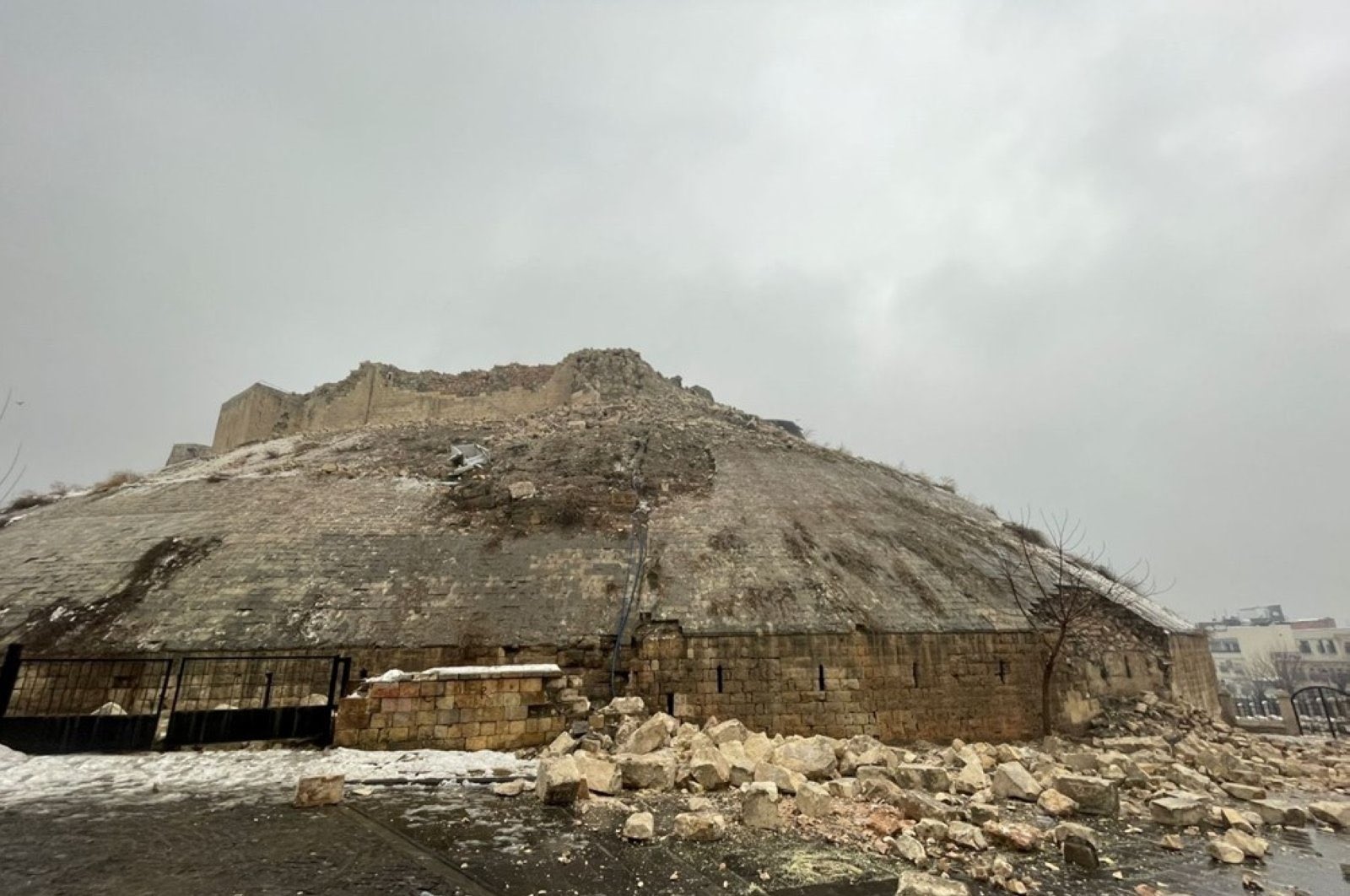 Terremoto En Turquía Destruye Castillo De 2 Mil Años De Antigüedad La Madrugada De Ayer, Turquía Y Siria Fueron Sorprendidos Por Un Terremoto De 7.8 Grados, El Cual Según Los Reportes Ha Dejado Al Menos 2 Mil 300 Muertos, Así Como Cientos De Heridos Y Personas Que Aún Se Encuentran Bajo Los Escombros En Espera De Poder Ser Rescatados. Al Respecto, El Presidente De Turquía, Recep Tayyip Erdogan, Lo Describió Como 'El Peor Desastre Que Ha Vivido El País En El Último Siglo'.   Https://Larevistadelsureste.com