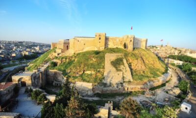 Terremoto en Turquía destruye castillo de 2 mil años de antigüedad La madrugada de ayer, Turquía y Siria fueron sorprendidos por un terremoto de 7.8 grados, el cual según los reportes ha dejado al menos 2 mil 300 muertos, así como cientos de heridos y personas que aún se encuentran bajo los escombros en espera de poder ser rescatados. Al respecto, el presidente de Turquía, Recep Tayyip Erdogan, lo describió como 'el peor desastre que ha vivido el país en el último siglo'.   https://larevistadelsureste.com