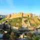 Terremoto en Turquía destruye castillo de 2 mil años de antigüedad La madrugada de ayer, Turquía y Siria fueron sorprendidos por un terremoto de 7.8 grados, el cual según los reportes ha dejado al menos 2 mil 300 muertos, así como cientos de heridos y personas que aún se encuentran bajo los escombros en espera de poder ser rescatados. Al respecto, el presidente de Turquía, Recep Tayyip Erdogan, lo describió como 'el peor desastre que ha vivido el país en el último siglo'.   https://larevistadelsureste.com