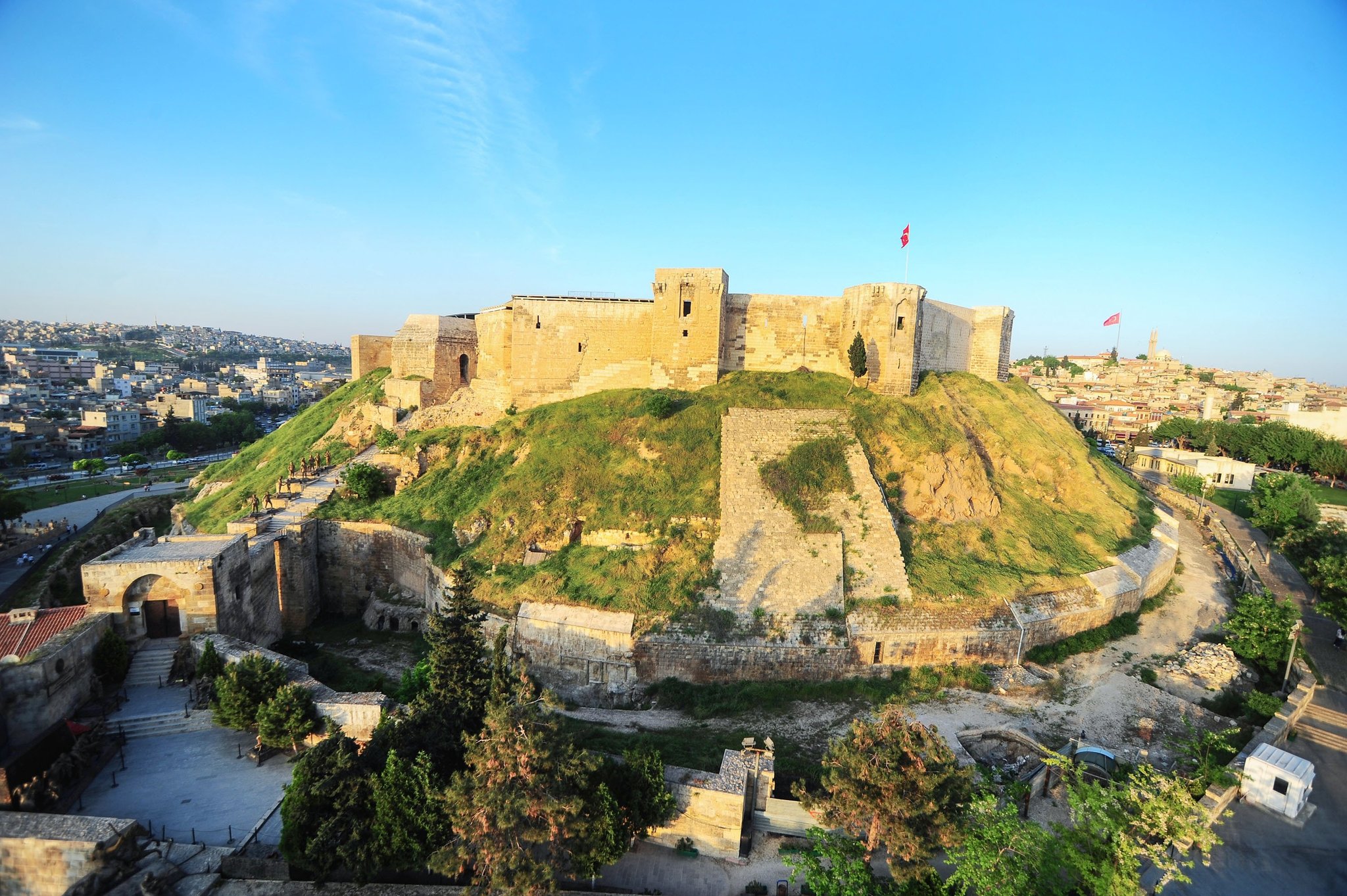 Terremoto En Turquía Destruye Castillo De 2 Mil Años De Antigüedad La Madrugada De Ayer, Turquía Y Siria Fueron Sorprendidos Por Un Terremoto De 7.8 Grados, El Cual Según Los Reportes Ha Dejado Al Menos 2 Mil 300 Muertos, Así Como Cientos De Heridos Y Personas Que Aún Se Encuentran Bajo Los Escombros En Espera De Poder Ser Rescatados. Al Respecto, El Presidente De Turquía, Recep Tayyip Erdogan, Lo Describió Como 'El Peor Desastre Que Ha Vivido El País En El Último Siglo'.   Https://Larevistadelsureste.com