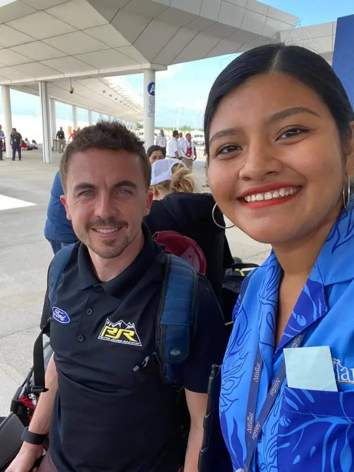 Captan a Frankie Muniz, actor de 'Malcolm el de en Medio' en Cancún Frankie Muniz, actor de 'Malcolm el de en medio', personaje protagónico que tantas risas y alegrías nos regaló, junto con toda su familia en aquella serie de inolvidables y comiquísimos personajes, fue visto en la paradisíaca zona del sur mexicano: Cancún, Quintana Roo. https://larevistadelsureste.com Captan a Frankie Muniz, actor de 'Malcolm el de en Medio' en Cancún Frankie Muniz, actor de 'Malcolm el de en medio', personaje protagónico que tantas risas y alegrías nos regaló, junto con toda su familia en aquella serie de inolvidables y comiquísimos personajes, fue visto en la paradisíaca zona del sur mexicano: Cancún, Quintana Roo. https://larevistadelsureste.com