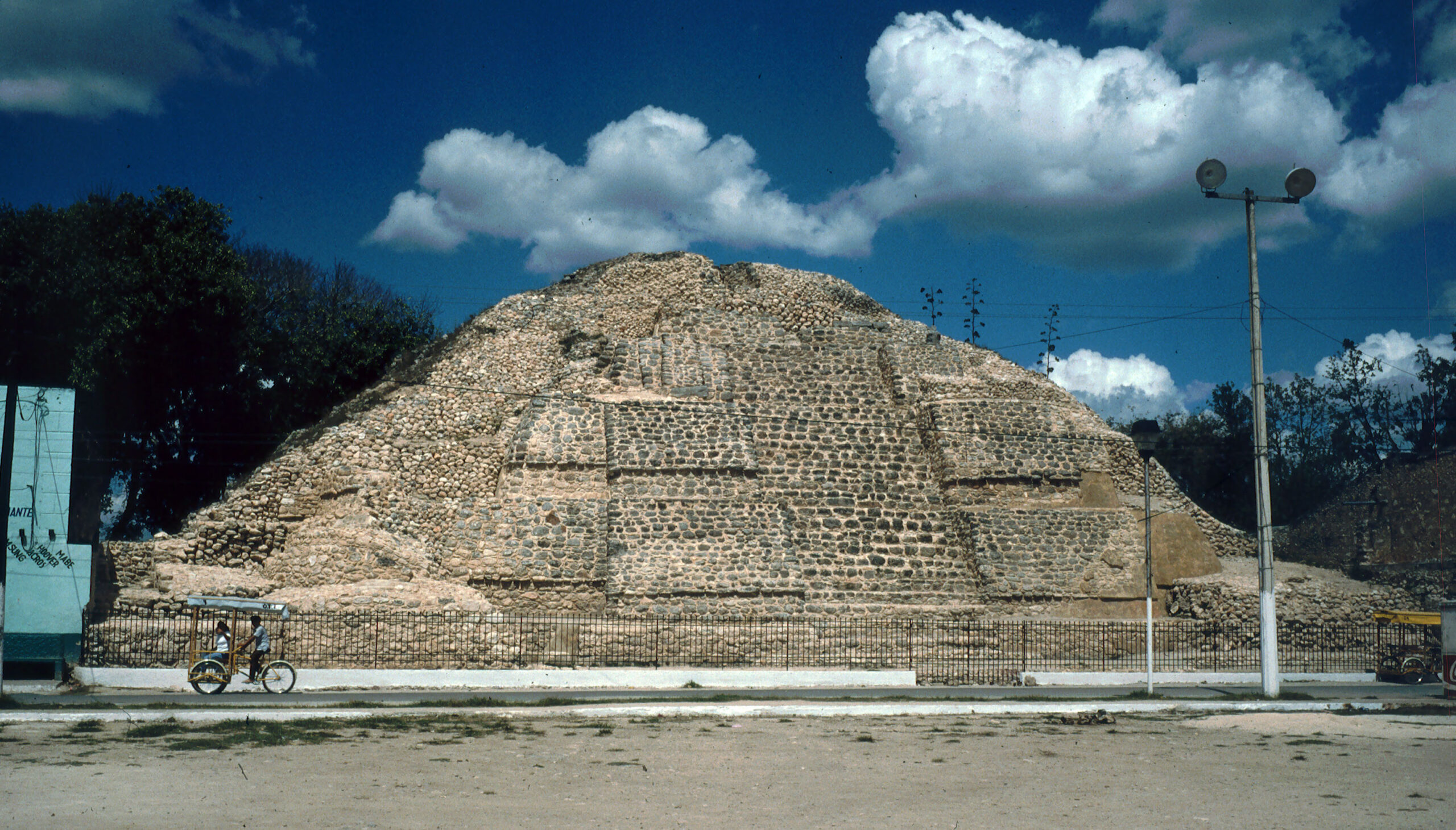 Acancéh: Descubre la fascinante zona arqueológica de Yucatán La zona arqueológica de Acancéh es una de las zonas arqueológicas más importantes del norte de Yucatán.  https://larevistadelsureste.com
