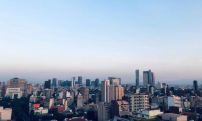 Cuáles son los lugares de México con menos sismos Desafortunadamente, los sismos son un fenómeno bastante común en México, pues nuestro país está ubicado en una de las zonas sísmicas más activas del mundo. Imagínate: hay 5 placas tectónicas en el territorio nacional. https://larevistadelsureste.com