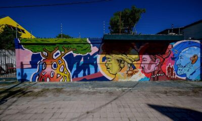Los colores de la magia: Chetumal se viste de gala con 17 imponentes murales La capital de Quintana Roo luce espectacular. 17 murales de ensueño, con más de 600 metros cuadrados de pura arte, le han devuelto el esplendor a Chetumal. La gobernadora Mara Lezama y un equipo de artistas locales han transformado el centro histórico, declarado el primer Barrio Mágico de México, en una galería a cielo abierto. https://larevistadelsureste.com