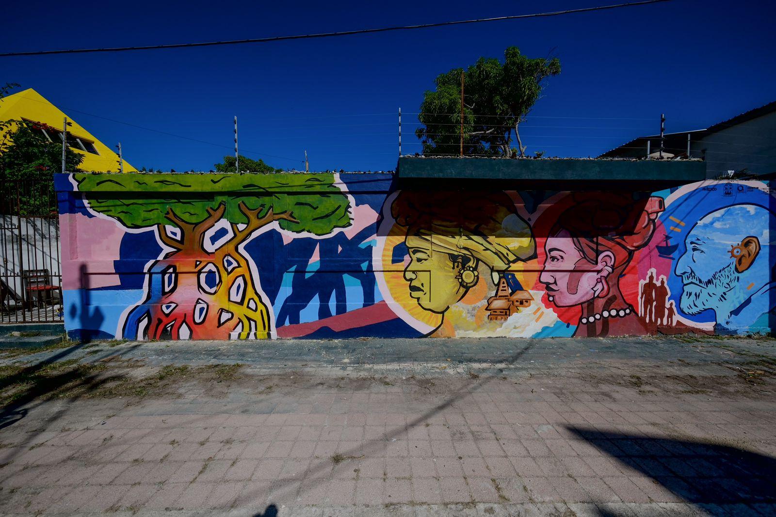 Los colores de la magia: Chetumal se viste de gala con 17 imponentes murales La capital de Quintana Roo luce espectacular. 17 murales de ensueño, con más de 600 metros cuadrados de pura arte, le han devuelto el esplendor a Chetumal. La gobernadora Mara Lezama y un equipo de artistas locales han transformado el centro histórico, declarado el primer Barrio Mágico de México, en una galería a cielo abierto. https://larevistadelsureste.com