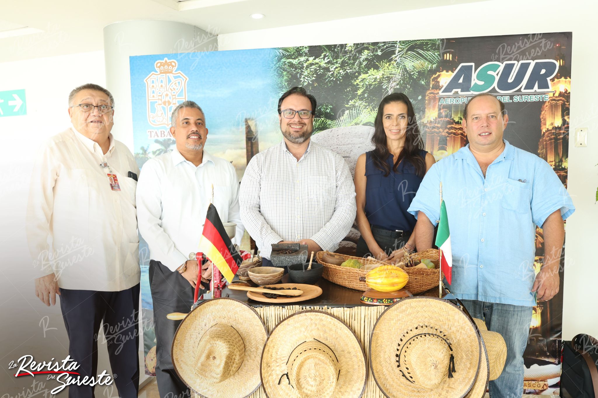 Bienvenida al Cónsul Honorario de Alemania en Villahermosa El titular del Consejo Coordinador Empresarial de Tabasco (CCET), Lic. Ricardo Beltrán Merino, junto con la subsecretaria de Atracción de Inversiones de SEDEC, Lic. Carla Bustillos, y el administrador del Aeropuerto Internacional de Villahermosa, Armando Gamboa, dieron la bienvenida a Wolfgang Rudolf Kresse González. La recepción tuvo lugar en el aeropuerto de Villahermosa, donde se destacó la importancia de fortalecer los lazos económicos entre Tabasco y Alemania. https://larevistadelsureste.com
