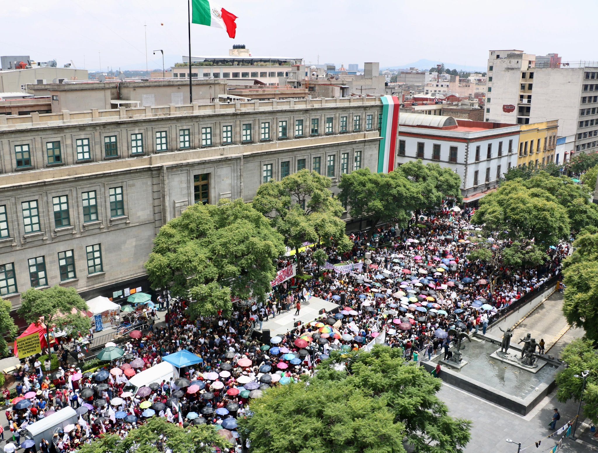 Más de 10,000 jóvenes se unen para apoyar la Reforma Judicial: ¿Qué está en juego? Mientras la atención de los medios se enfoca en diversos temas políticos, más de 10,000 jóvenes han tomado una postura firme en apoyo a la Reforma Judicial propuesta por el presidente Andrés Manuel López Obrador. Este masivo respaldo no solo destaca el creciente interés de la juventud en la política nacional también resalta el fervor con el que se está abordando una reforma que promete cambiar el sistema judicial mexicano. https://larevistadelsureste.com