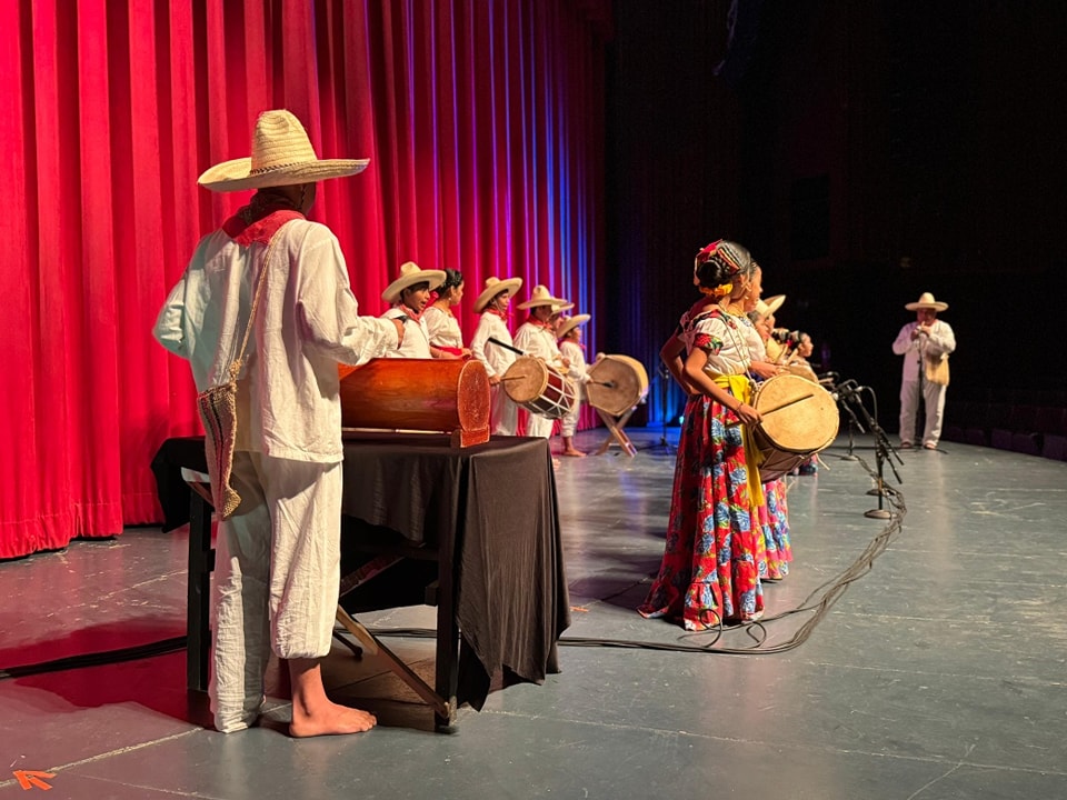 Festival Ceiba 2024: La Magia De Los Tambores Con &Quot;Rescate Tradicional&Quot; El Festival Ceiba 2024 Abrió Sus Puertas Con Una Explosión De Cultura, Tradición Y Emoción Y En Su Primera Jornada El Grupo Rescate Tradicional Robó El Protagonismo Con Una Presentación Que Hizo Vibrar A Todos Los Asistentes. Este Colectivo Dedicado A Preservar Y Revitalizar Las Raíces Musicales De Tabasco, Demostró Una Vez Más Por Qué Los Tambores Son El Alma De Esta Región. Https://Larevistadelsureste.com