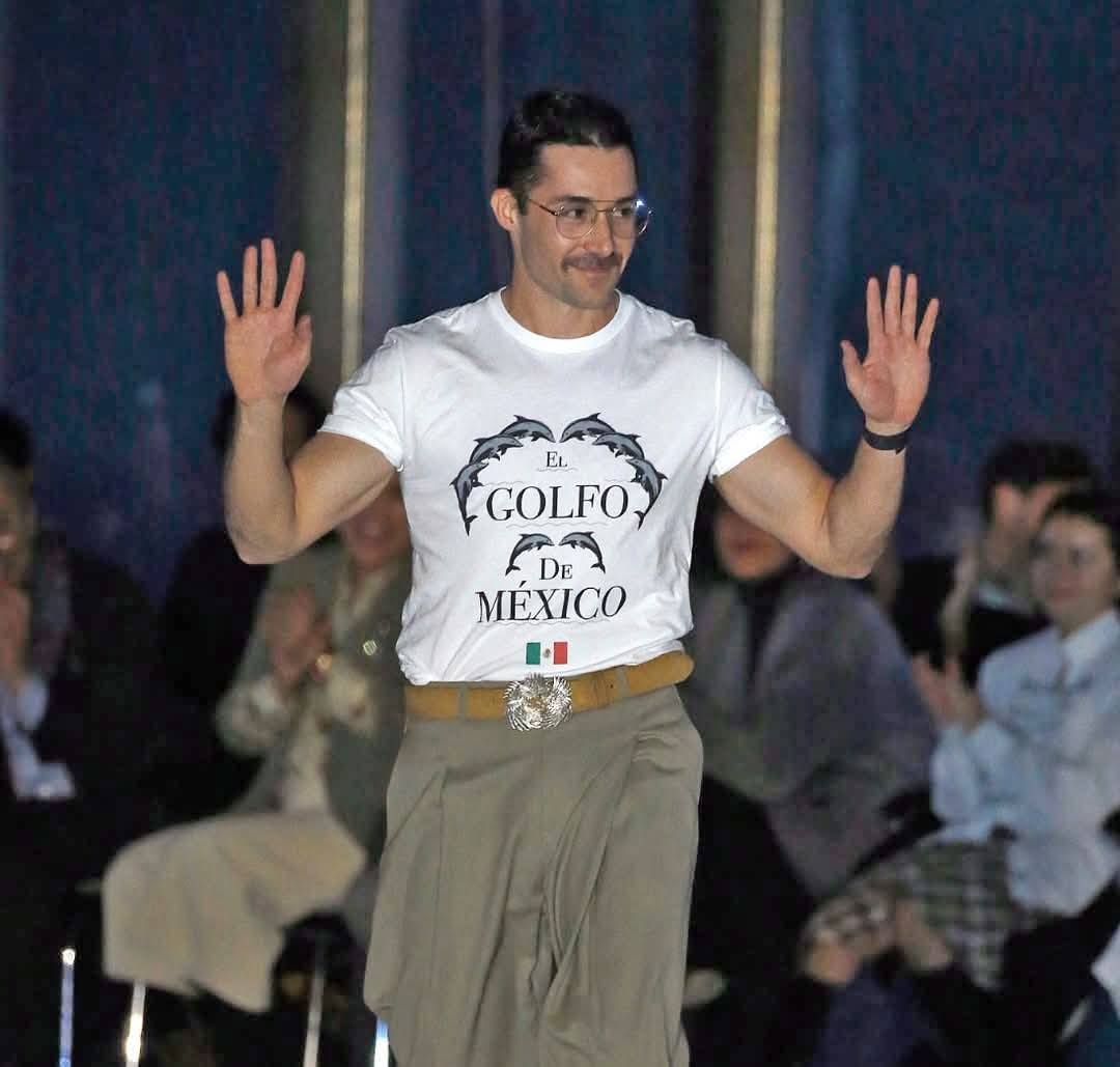 Patricio Campillo deslumbra en Nueva York con protesta ‘Golfo de México’ contra Trump El diseñador mexicano Patricio Campillo llevó la protesta a las pasarelas durante la Semana de la Moda de Nueva York, al aparecer en el escenario con una camiseta con la frase "Golfo de México", en clara oposición a la polémica propuesta del expresidente de Estados Unidos, Donald Trump, de renombrar el cuerpo de agua como "Golfo de América". https://larevistadelsureste.com
