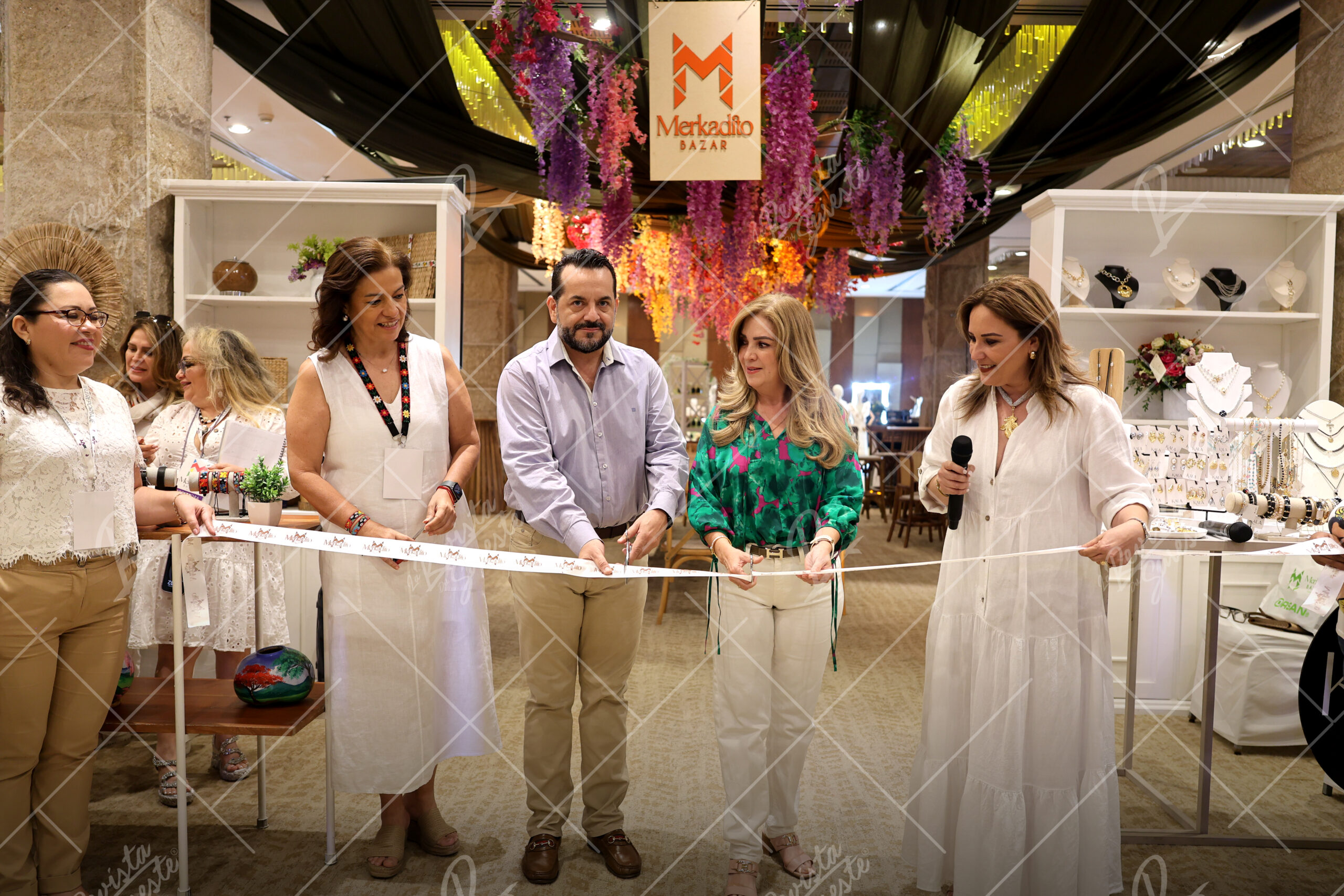 Inauguran con éxito Merkadito Bazar 8 en el hotel Hyatt Con una gran afluencia de visitantes, propuestas innovadoras y un ambiente lleno de entusiasmo, este fin de semana se llevó a cabo la inauguración de la octava edición de Merkadito Bazar, un espacio que se consolida como una vitrina para el talento local en moda, arte, gastronomía y productos artesanales. https://larevistadelsureste.com Inauguran con éxito Merkadito Bazar 8 en el hotel Hyatt Con una gran afluencia de visitantes, propuestas innovadoras y un ambiente lleno de entusiasmo, este fin de semana se llevó a cabo la inauguración de la octava edición de Merkadito Bazar, un espacio que se consolida como una vitrina para el talento local en moda, arte, gastronomía y productos artesanales. https://larevistadelsureste.com