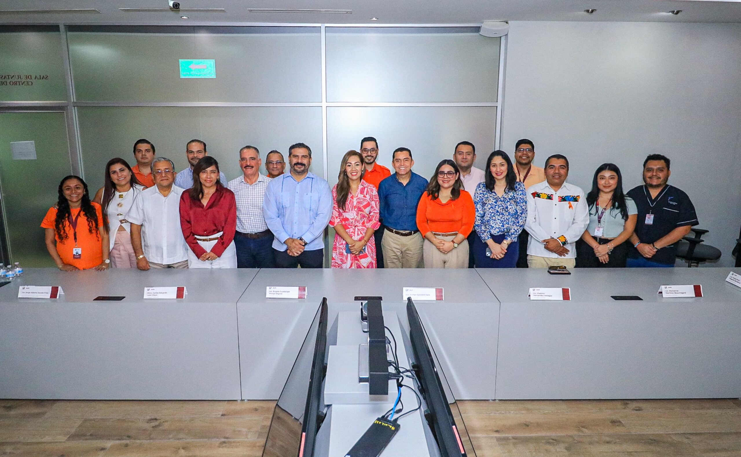 Firman convenio Salud Tabasco e IEPCT para brindar primeros auxilios en elecciones del PJ Con el objetivo de salvaguardar la integridad de los ciudadanos durante la jornada electoral del Poder Judicial este 1 de junio, la Secretaría de Salud de Tabasco y el IEPCT firmaron un convenio para ofrecer atención médica de emergencia en todo el estado. https://larevistadelsureste.com