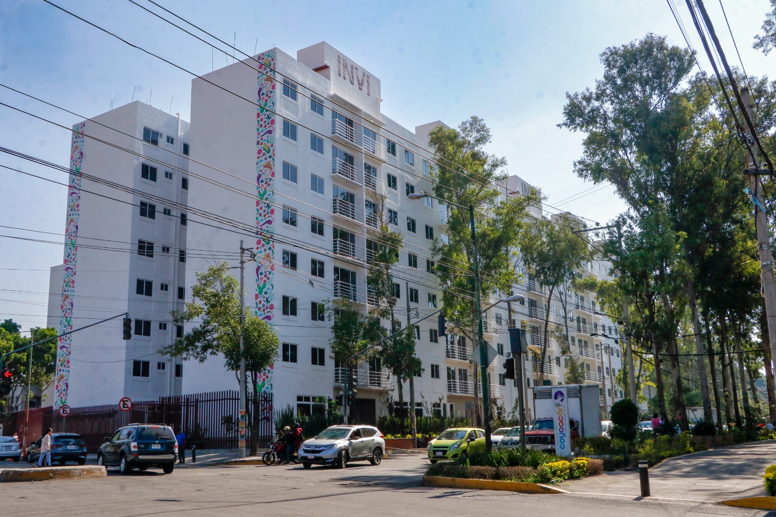 Brugada entrega 196 viviendas nuevas en CDMX con precios accesibles La Jefa de Gobierno, Clara Brugada Molina, entregó 196 viviendas de 60 y 65 metros cuadrados, como parte del conjunto habitacional ubicado en calzada de La Virgen 2771, alcaldía Coyoacán, en beneficio de cerca de mil personas, acción con la que refuerza la política social que impulsa el Gobierno de la Ciudad de México para garantizar el derecho a la vivienda digna. https://larevistadelsureste.com