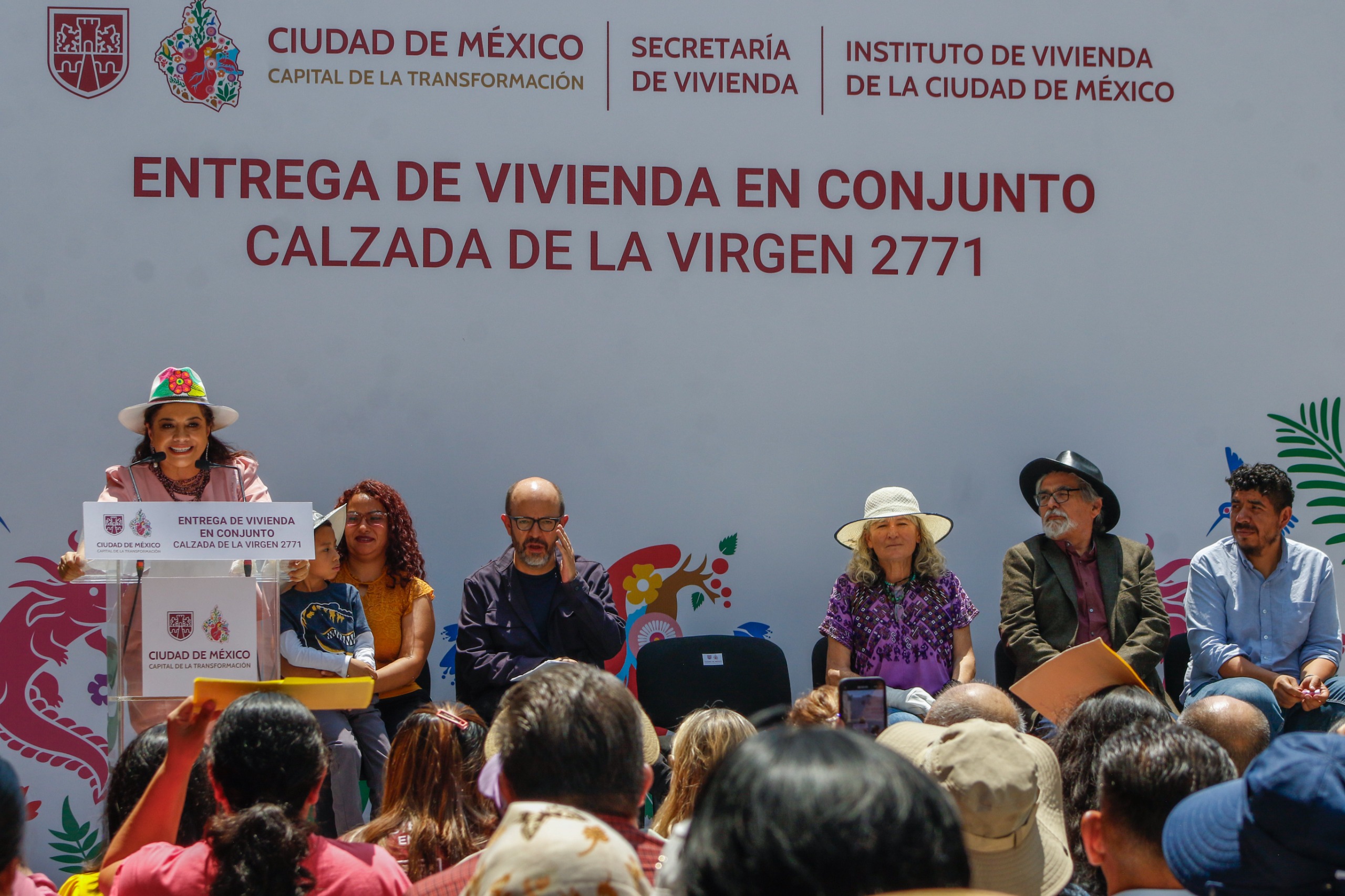 Brugada entrega 196 viviendas nuevas en CDMX con precios accesibles La Jefa de Gobierno, Clara Brugada Molina, entregó 196 viviendas de 60 y 65 metros cuadrados, como parte del conjunto habitacional ubicado en calzada de La Virgen 2771, alcaldía Coyoacán, en beneficio de cerca de mil personas, acción con la que refuerza la política social que impulsa el Gobierno de la Ciudad de México para garantizar el derecho a la vivienda digna. https://larevistadelsureste.com